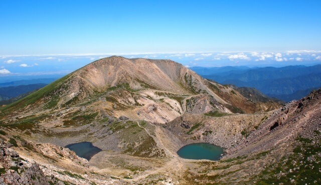 北陸の観光地イメージ画像「富山の白山と湖」