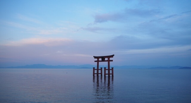 関西地方の観光地「滋賀県の白鬚神社・湖中大鳥居」イメージ画像