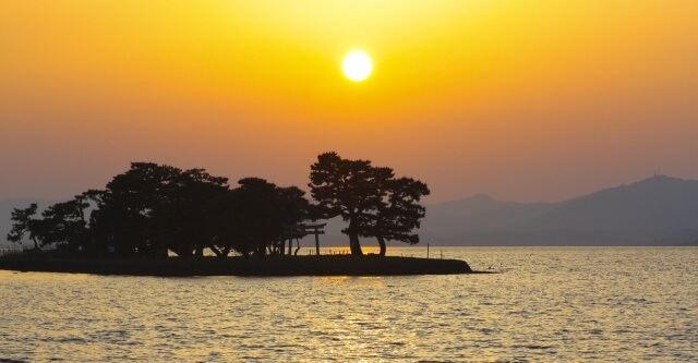 中国地方の観光地「島根県の宍戸湖」イメージ画像