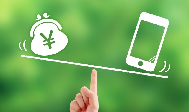 スマホとお金の天秤イメージ