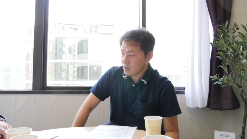 あしたでんきインタビューの様子（デジタルマーケティングディレクターの永井さん）