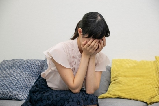 損をして悲しんでいる女性のイメージ画像