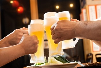 ビールで乾杯イメージ